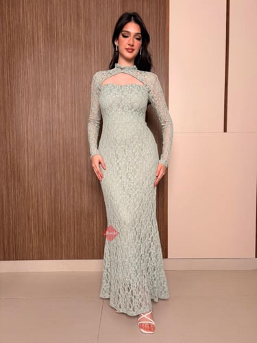 فستان ناعم من الدانتيل الفاخر بفتحة راقية أنثوية