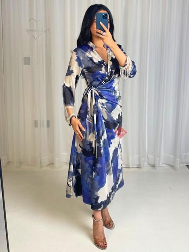 فستان مشجر ميدي بتمويجات ساحرة و اكمام مزيينة بالك...