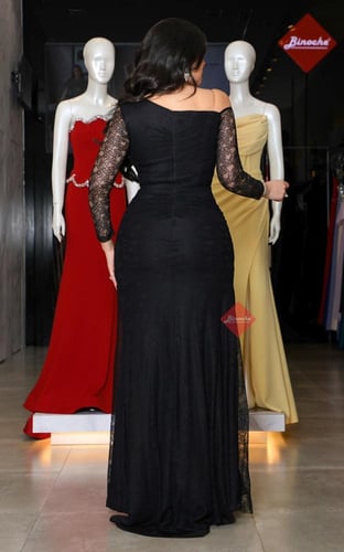 فستان سهرة طويل دانتيل تصميم مميز بأكمام