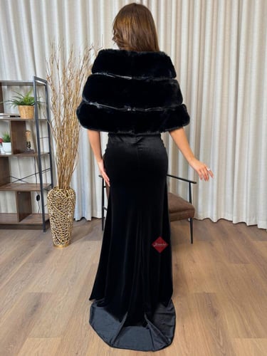 فرو ناعم كبير مزين كريستال فاخر