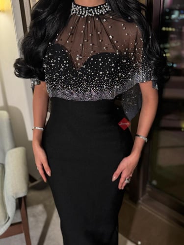 فستان كريب و وشاح مزين باللؤلؤ الفاخر