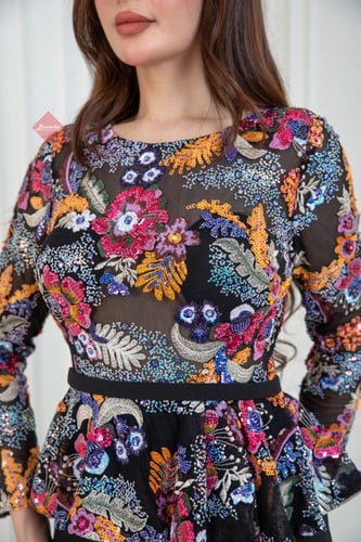 فستان طويل سهرة مزين بتطريز ترتر بالوان زاهيه