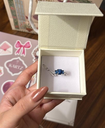 كيس KARTZ ورد صناعي أحمر مع خاتم فضه عيار 925