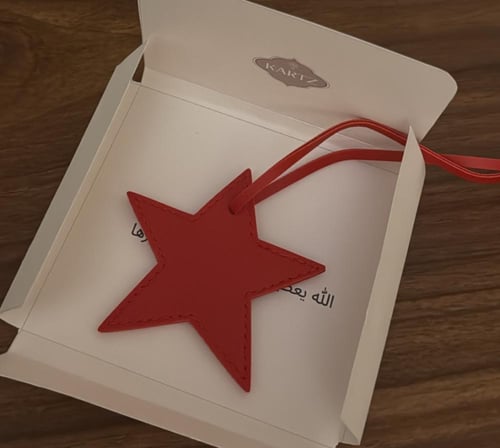 نحت على ميدالية مع كيس نسائي وستيكرات وعباره اهداء