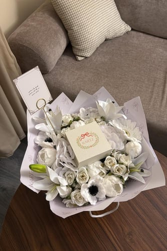 كيس KARTZ ورد صناعي يحتوي أكثر من نوع ورد لون أبيض...