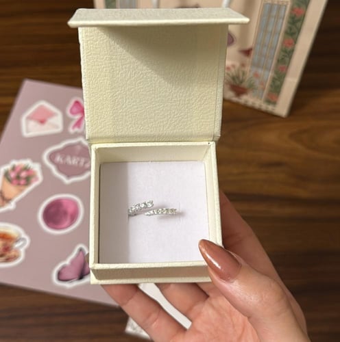 كيس KARTZ ورد صناعي أحمر مع خاتم فضه عيار 925