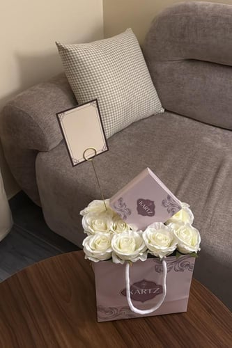 كيس KARTZ ورد صناعي أبيض مع مسبحه رجاليه