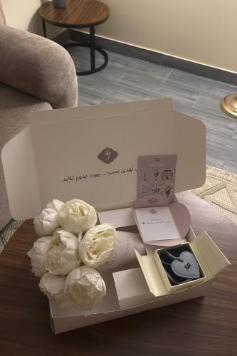 بوكس KARTZ ورد صناعي بيوني سكري مع ميدالية جلد وستيكرات