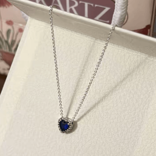 كيس KARTZ ورد صناعي أحمر مع شال احمر ساده وعقد فضه...