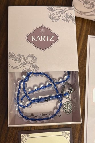 كيس KARTZ ورد صناعي أحمر مع مسبحه رجاليه