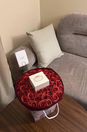 كيس KARTZ ورد صناعي أحمر مع شال احمر ساده وعقد فضه...