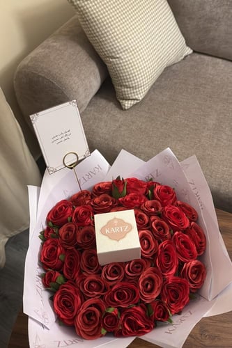 كيس KARTZ ورد صناعي أحمر مع خاتم فضه عيار 925