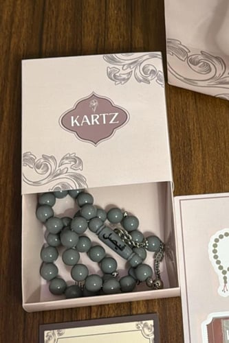 كيس KARTZ ورد صناعي أحمر مع مسبحه رجاليه