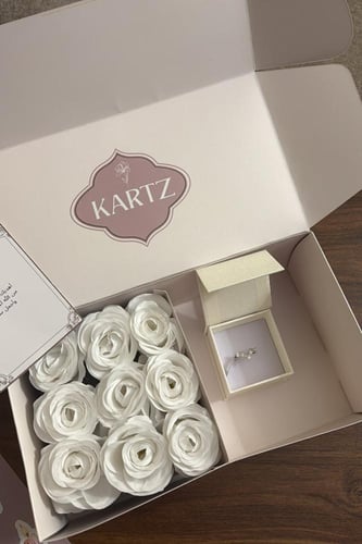 بوكس KARTZ ورد صناعي أبيض مع خاتم نسائي فضه عيار 9...