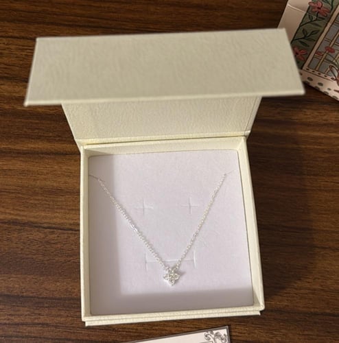 بوكس KARTZ ورد صناعي أبيض مع عقد فضه عيار 925