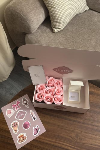 بوكس KARTZ ورد صناعي بنك مع خاتم نسائي فضه عيار 92...