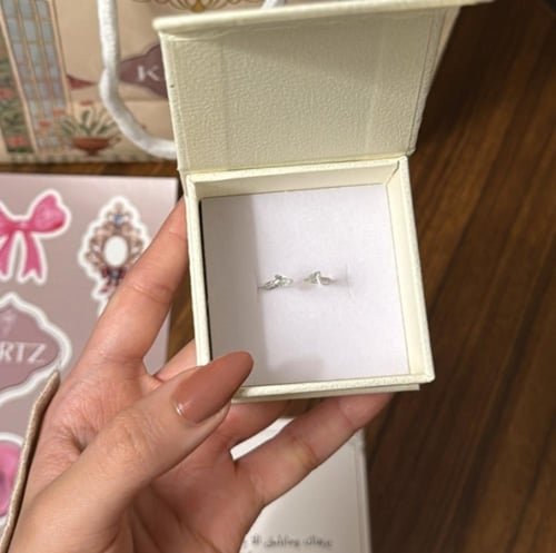 بوكس KARTZ ورد صناعي أبيض مع خاتم نسائي فضه عيار 9...