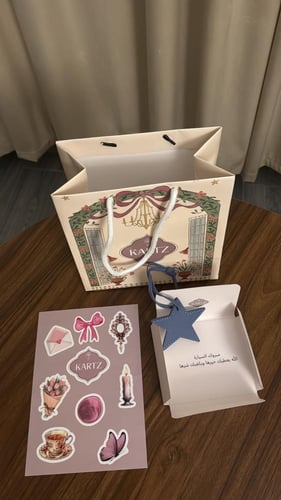 نحت على ميدالية مع كيس نسائي وستيكرات وعباره اهداء