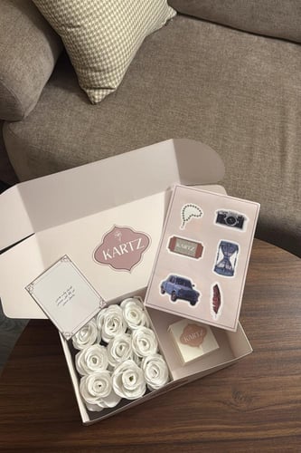 بوكس KARAZ ورد صناعي أبيض مع خاتم رجالي