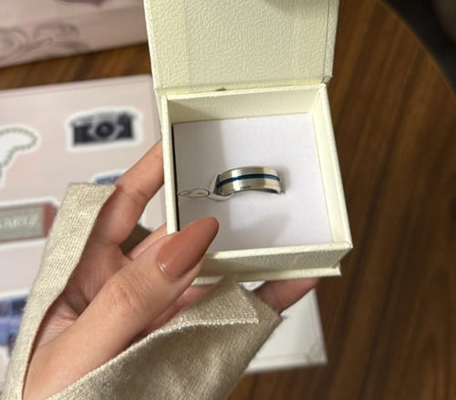 بوكس KARAZ ورد صناعي أحمر مع خاتم رجالي