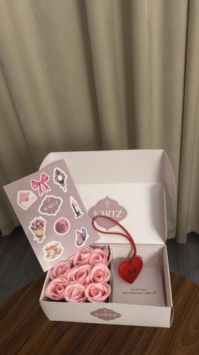 بوكس KARTZ ورد صناعي بنك مع ميدالية جلد وستيكرات