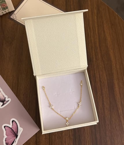 بوكس KARTZ ورد صناعي أبيض مع عقد فضه عيار 925