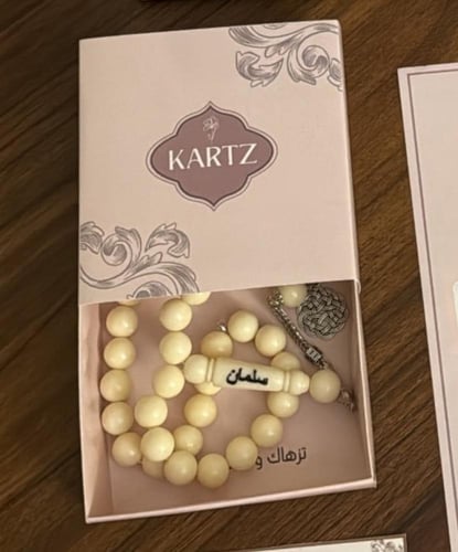 بوكس KARTZ ورد صناعي أحمر مع مسبحه