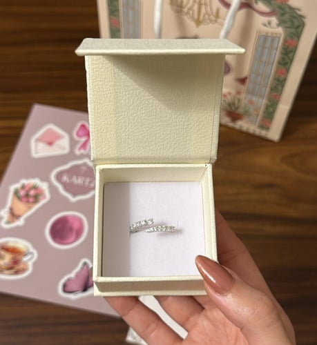 تنسيق KARTZ كيس ورد صناعي جوري أحمر مع خاتم فضه عي...