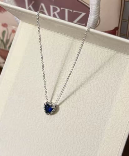 كيس KARTZ ورد صناعي هيدرنجا لون أزرق مع عقد فضه عي...