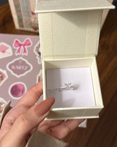 بوكس KARTZ ورد صناعي أبيض مع خاتم نسائي فضه عيار 9...