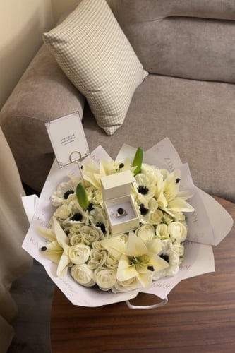 كيس KARTZ ورد صناعي منوع لون سكري مع خاتم رجالي ست...