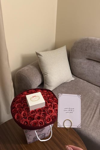 كيس KARTZ ورد صناعي أحمر مع شال احمر ساده وعقد فضه...