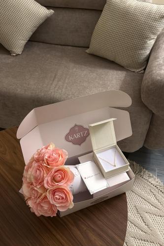بوكس KARTZ ورد صناعي بنك مع سلسال فضه عيار 925 مطل...