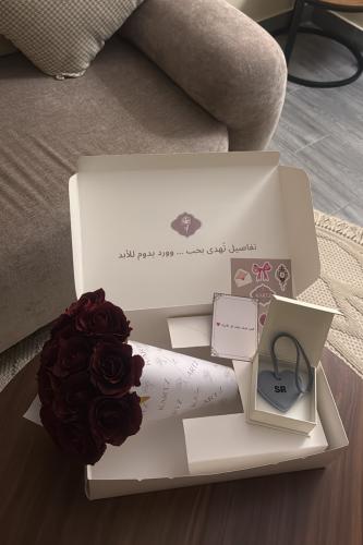 بوكس KARTZ ورد صناعي جوري أحمر مع ميدالية جلد وستي...