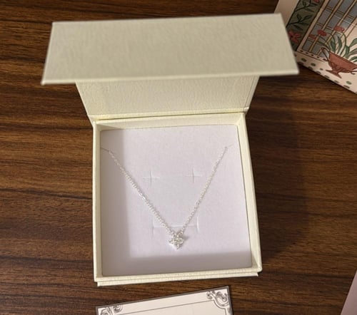 كيس KARTZ ورد صناعي أحمر مع شال احمر ساده وعقد فضه...