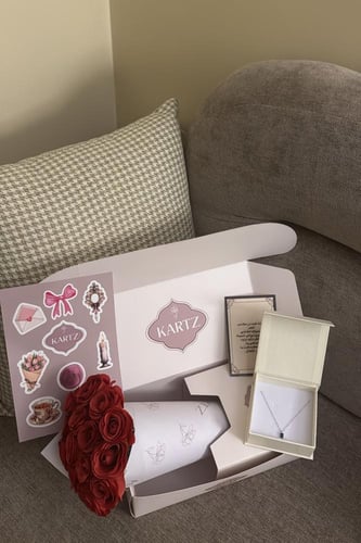 بوكس KARTZ ورد صناعي أحمر مع عقد فضه عيار 925