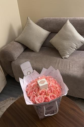 كيس KARTZ ورد صناعي لون بنك مع خاتم فضه عيار 925