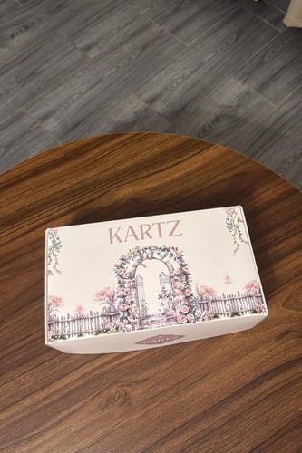 بوكس KARTZ ورد صناعي أبيض مع خاتم نسائي فضه عيار 9...
