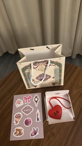 نحت على ميدالية مع كيس نسائي وستيكرات وعباره اهداء