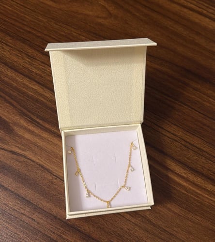 بوكس KARTZ ورد صناعي أحمر مع عقد فضه عيار 925