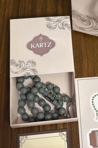 بوكس KARTZ ورد صناعي أبيض مع مسبحه