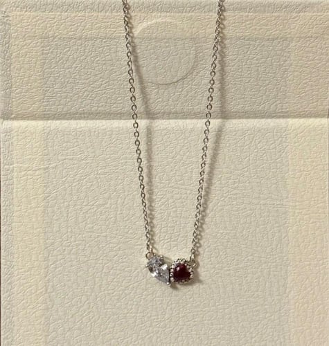 بوكس KARTZ ورد صناعي أحمر مع عقد فضه عيار 925