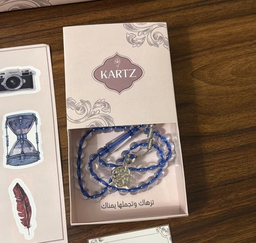 كيس KARTZ ورد صناعي أحمر مع مسبحه رجاليه