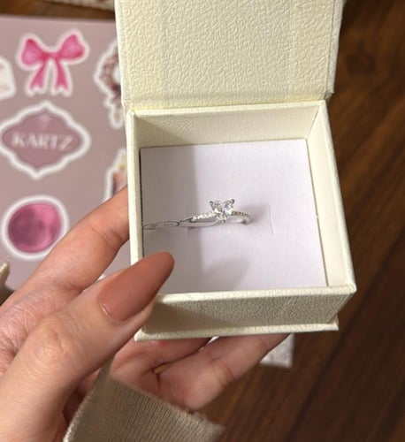 كيس KARTZ ورد صناعي اكثر من نوع لون سكري مع خاتم ف...