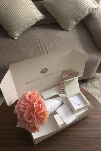 بوكس KARTZ ورد صناعي بنك مع سلسال فضه عيار 925 مطل...