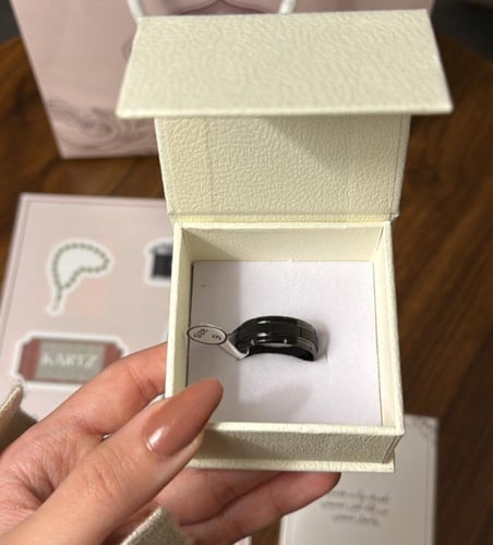 بوكس KARAZ ورد صناعي أبيض مع خاتم رجالي