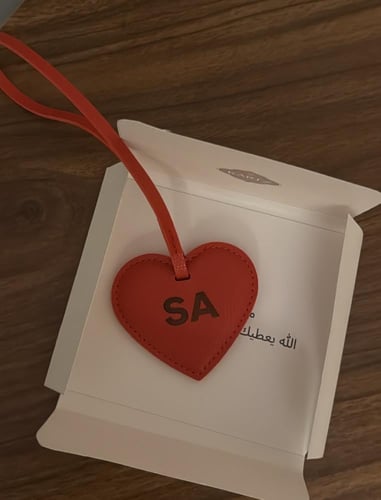 بوكس KARTZ ورد صناعي أبيض مع ميدالية جلد وستيكرات