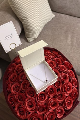 كيس KARTZ ورد صناعي أحمر مع شال احمر ساده وعقد فضه...