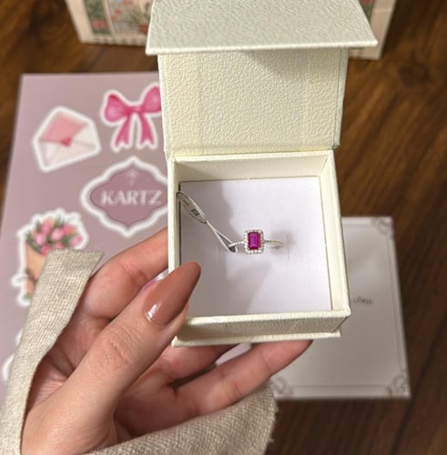 بوكس KARTZ ورد صناعي أبيض مع خاتم نسائي فضه عيار 9...