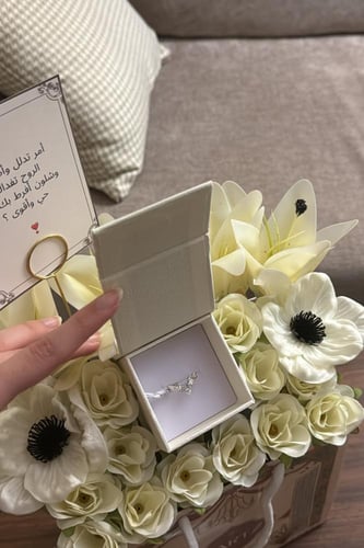 تنسيق KARTZ كيس ورد صناعي ألوان البيج مع خاتم فضه...